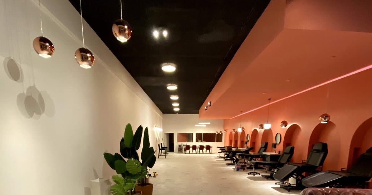 The finished New PMU hall in North Park: arched niches at every workstation, copper lamps and a black ceiling