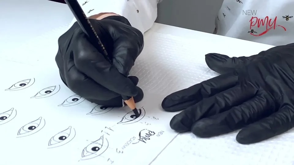 Practice on latex: set-up and lash enhancement outline