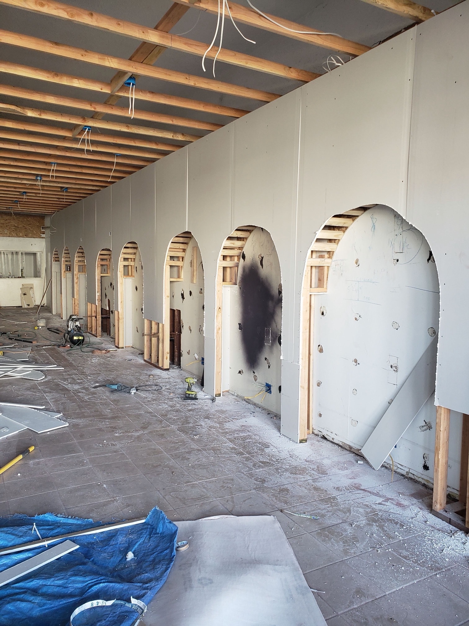Drywall with arched niches along the wall during the renovation